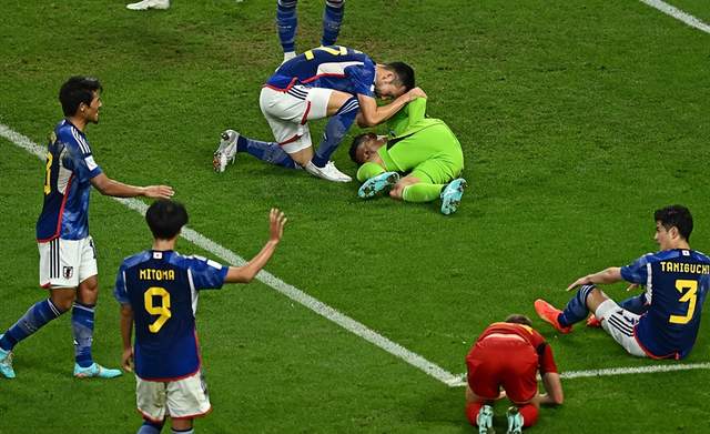 日本举国沸腾！清晨6点球迷狂欢，日本首相+教父+全球首富祝贺