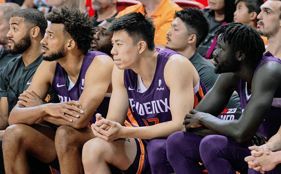 处境不佳！张镇麟未登场，曾凡博7分，最大悬念：何时得分上双