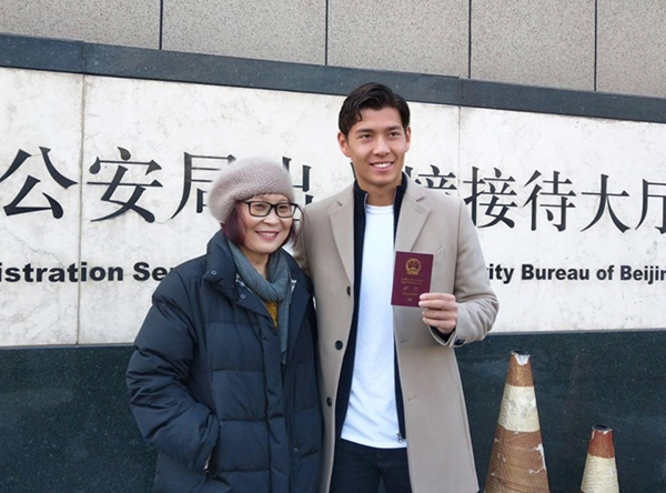 6年归化路终圆梦，侯永永晒国足名单表自豪，举动令人动容