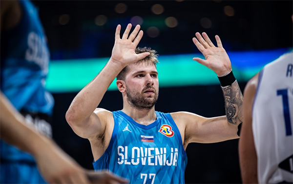 东契奇世界杯暖心一幕：送MVP奖杯给球迷 场均27分基本锁定得分王