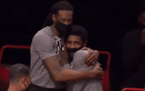 太甜蜜！小乔丹欧文亲密搂抱，欧文笑脸依偎，篮网氛围太棒