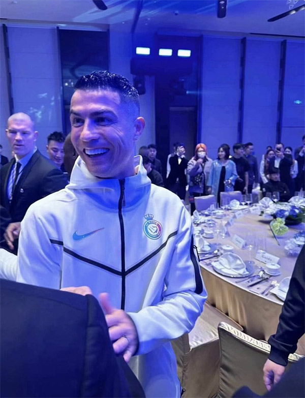 C罗出席中国行晚宴！与前队友董方卓激动拥抱+热聊，大秀筷子功夫