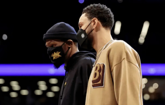 西蒙斯现身费城遭围攻！现场画面曝光，警察护送篮网大巴前往76人主场