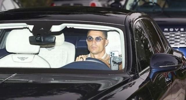 低迷C罗闷闷不乐！拒给球迷签名，利物浦传奇又嘲讽：曼联糟糕的签约