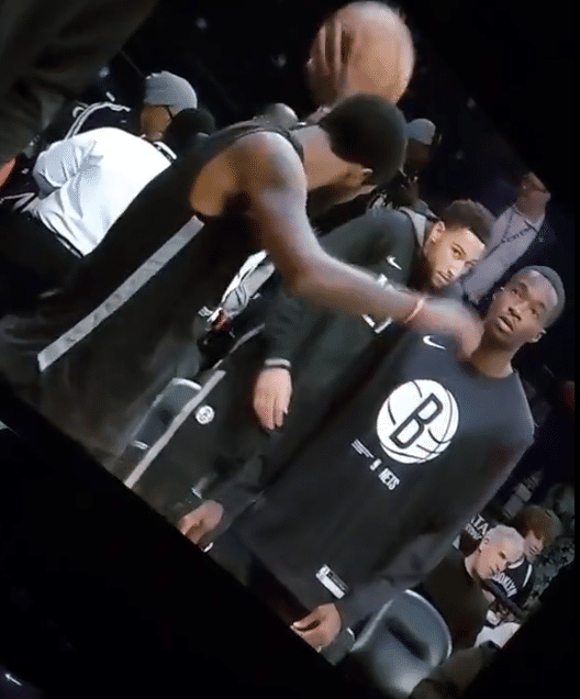 西蒙斯投篮砸中欧文一幕曝光：缩脑袋偷偷观察队友 面部表情太抢镜