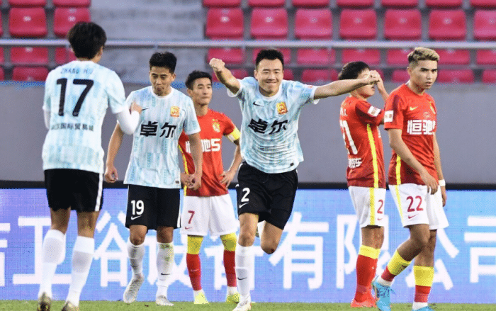 国足头牌留洋开倒车：7场0球+道歉，球队被甩11分