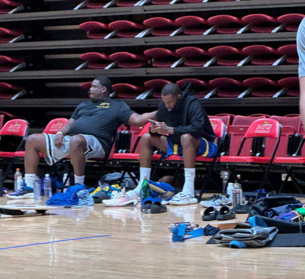 维金斯连续缺训引关注，勇士季前赛揭幕战前景添悬念