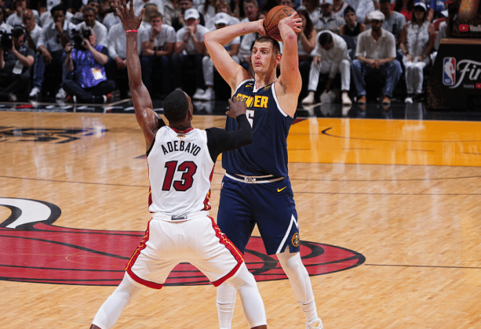 总决赛G4连遭意外：女球迷被担架抬走 热火吉祥物被揍进急诊室