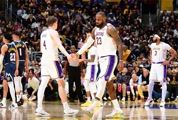 詹姆斯拒采访，浓眉遭狠批，湖人 25 分惨败引争议
