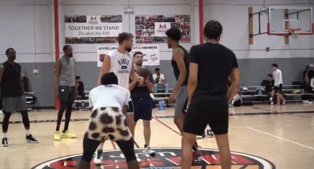 杜兰特欧文威少一起训练！欧文上空篮不中遭调侃：KD想离开的原因