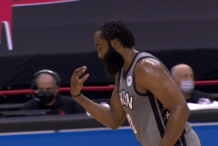 火箭球员和哈登互动时，塔克为何把自己包裹得严实躲在角落？