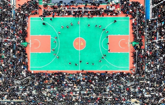 与国足抢收视率！首届村BA全国赛来袭，38度高温，提前4小时进场