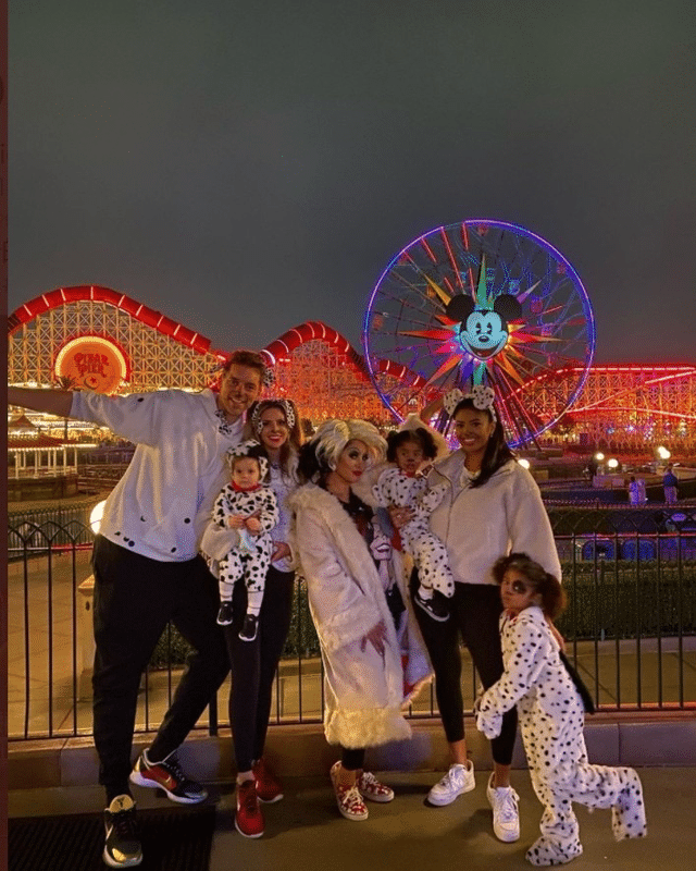 好兄弟！加索尔晒家人和瓦妮莎万圣节游玩合照：神奇的迪士尼乐园