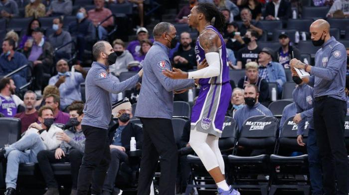 NBA官宣罚单！国王悍将怒扔发带被罚1.5万美元，不满判罚遭驱逐