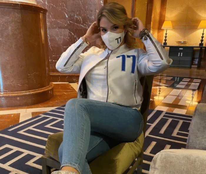 模特女友为东契奇庆生，称他是最好的狗爸爸，女友好身材太抢镜