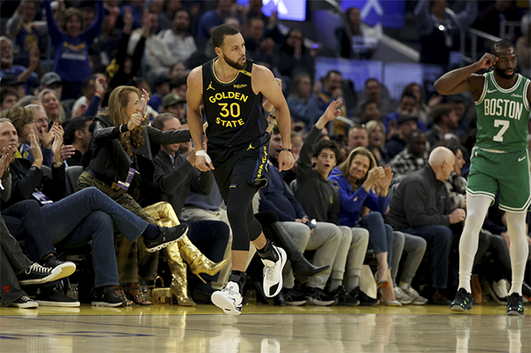 勇士40分惨败！库里与塔图姆热聊，科尔遭无视尴尬离场