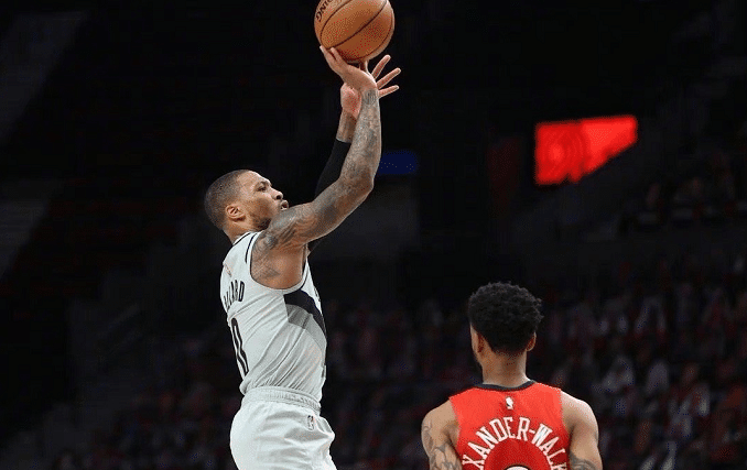 刷爆纪录！利拉德50分+绝杀逆转，赛后盛赞库里：历史最伟大射手