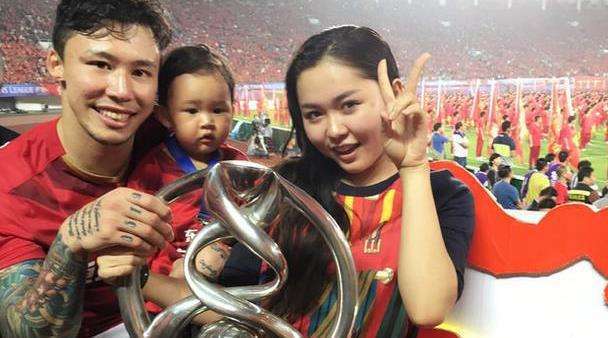 球场传奇张琳芃宣布退役！他的举动让郑智感悟颇深