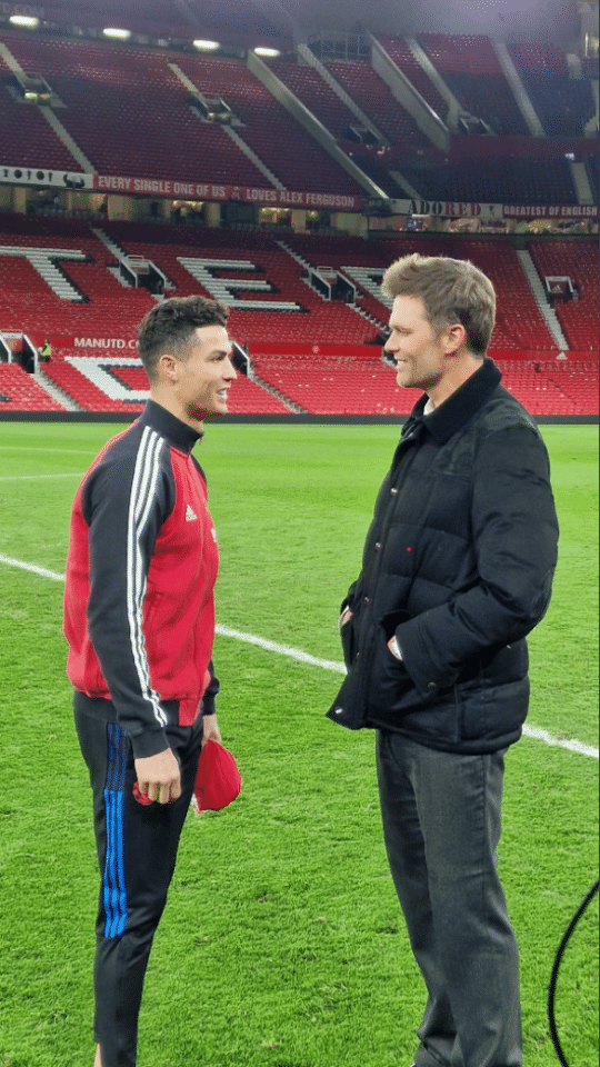 GOAT的会晤！C罗赛后穿拖鞋手插裤兜与布雷迪热聊，贴心送其爱子礼物