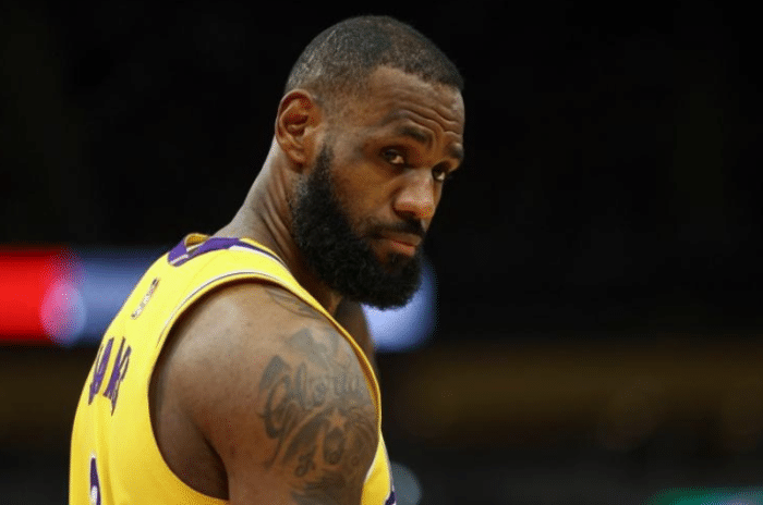 詹威爆发25分14板12助！第一詹黑：37岁在背靠背比赛表现像新秀