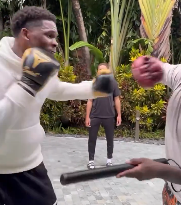 拳击训练中的爱德华兹，为森林狼新赛季蓄力