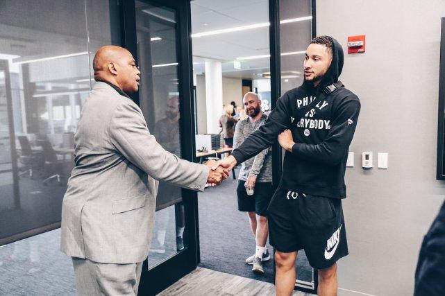 巴克利怒斥76人愚蠢！直言球迷不会原谅西蒙斯：快给火箭打电话