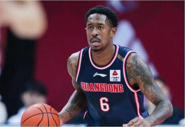 马尚加盟深圳男篮 携手周鹏开启新征程
