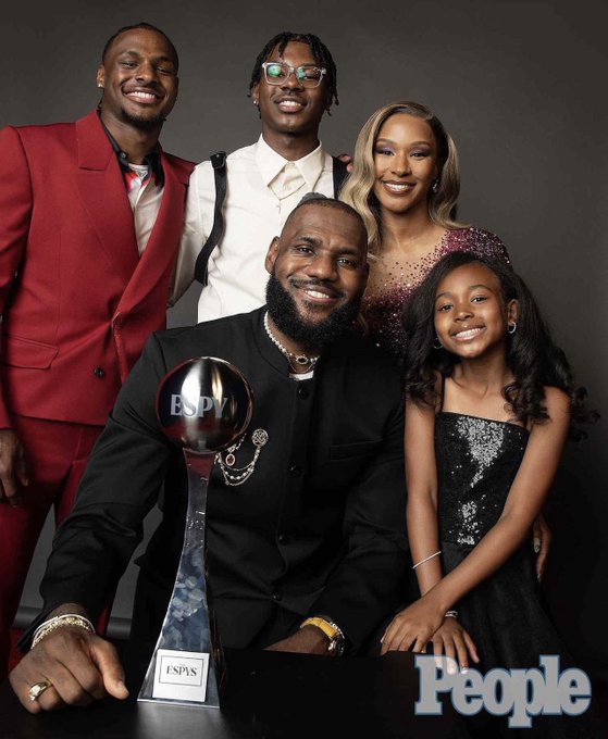 詹姆斯转发香蕉船兄弟合影：坦言冠军小队 韦德保罗也发声致敬安东尼