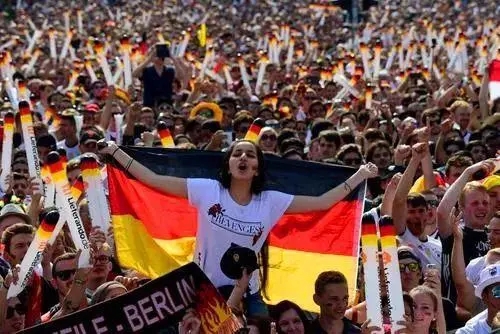 世界杯球迷都有什么疯狂的行为？世界杯球迷之歌是什么？