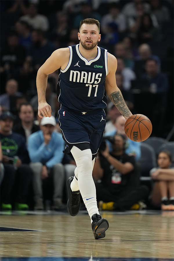 剧痛难忍！东契奇被撞膝盖，一瘸一拐消失在更衣室通道