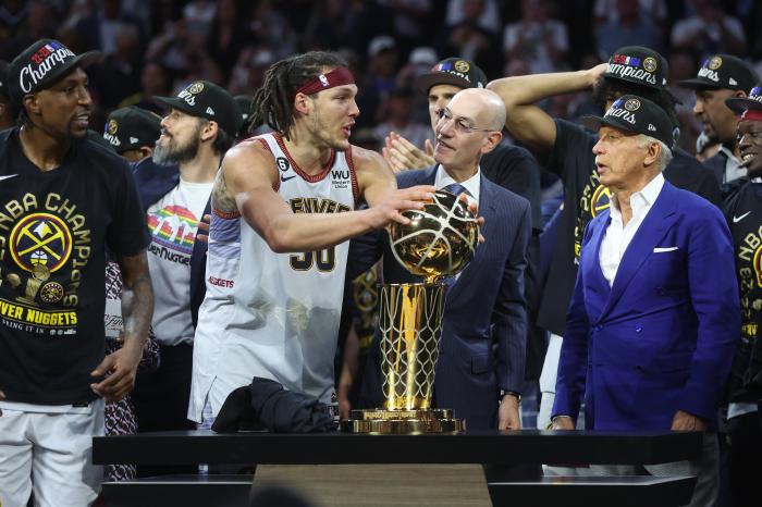 掘金夺冠后戈登疯狂庆祝：赤膊跑到街头狂欢 坐车窗抽雪茄嗨翻天