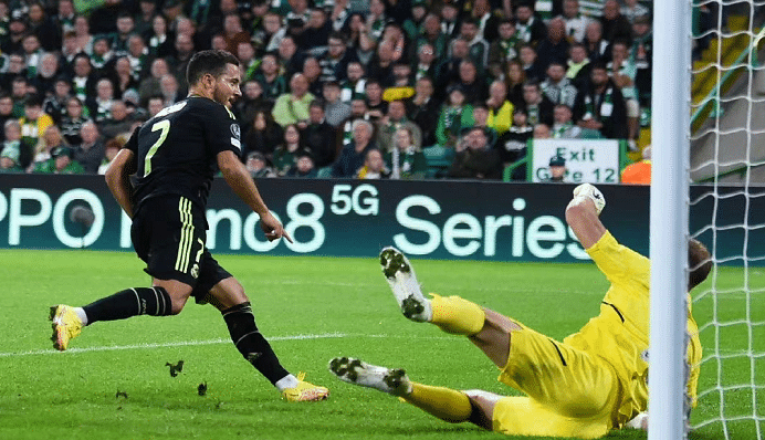 中国元素抢镜！凯尔特人主场不敌皇马，现场球迷高举沈梦雨围巾