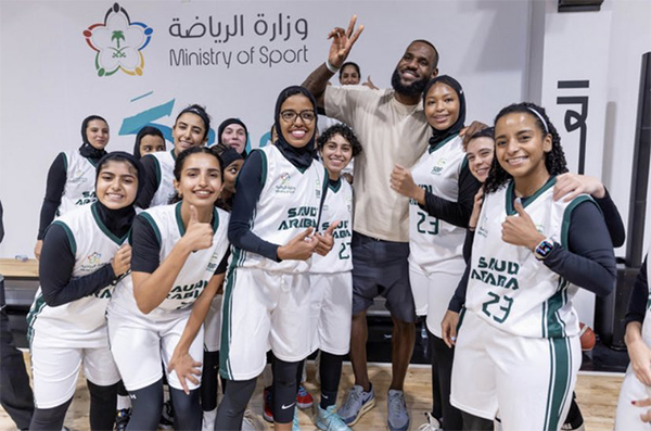 曝沙特想10亿美元签下詹姆斯！老詹指导球员并合影 获沙特篮协主席盛赞