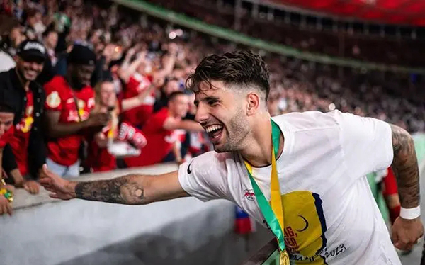 官方：利物浦7000万签下索博斯洛伊 身穿8号球衣